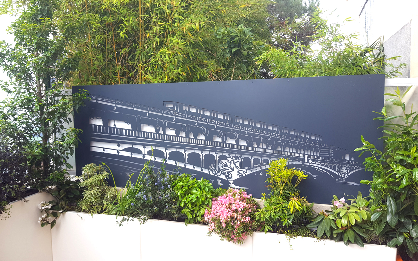 Séparation de terrasse par découpe laser rétro éclairée selon design unique à Paris 15ème